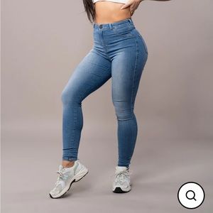 Womens Contour Fitjeans - Arctic Light Blue